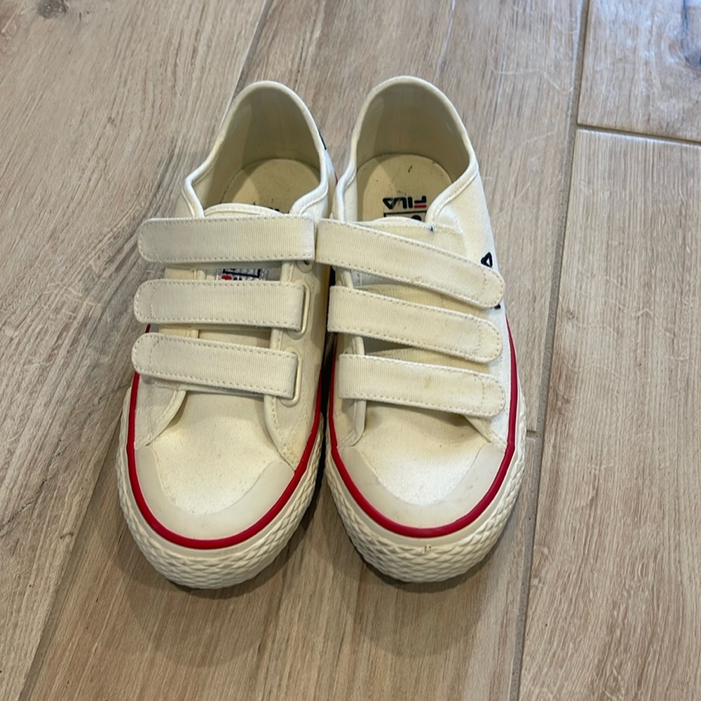 Excellent condition Fila Velcro sneakers sz 6